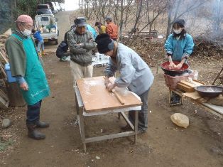 121223 うどん生地伸ばし38.jpg